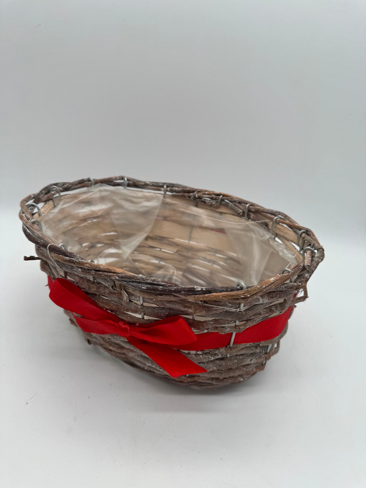 Weihnachtlicher Pflanzkorb mit roter Schleife