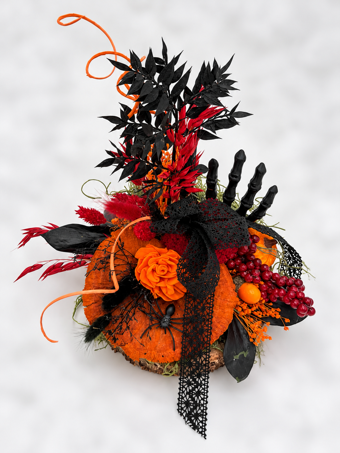 Halloween-Gesteck auf Holzscheibe Schwarz/Orange/Rot ca. 27 cm Höhe