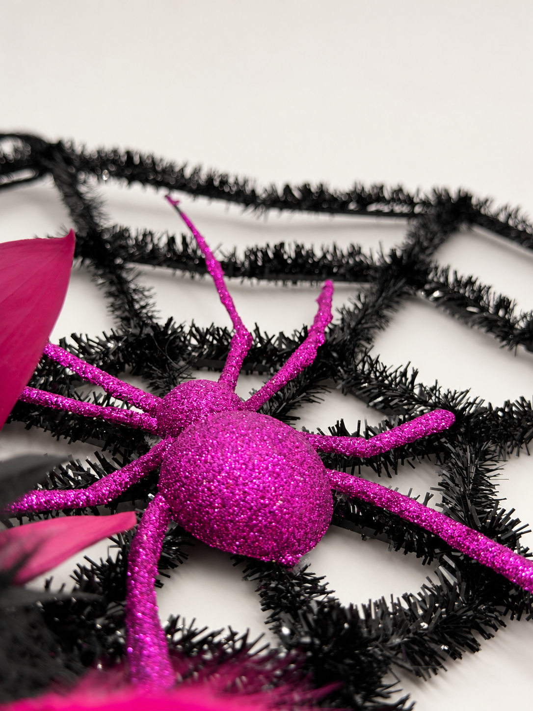 Halloween-Spinnennetz für Tür oder Wand mit Trockenblumen Schwarz & Pink mit Glitzerspinne ø 39 cm