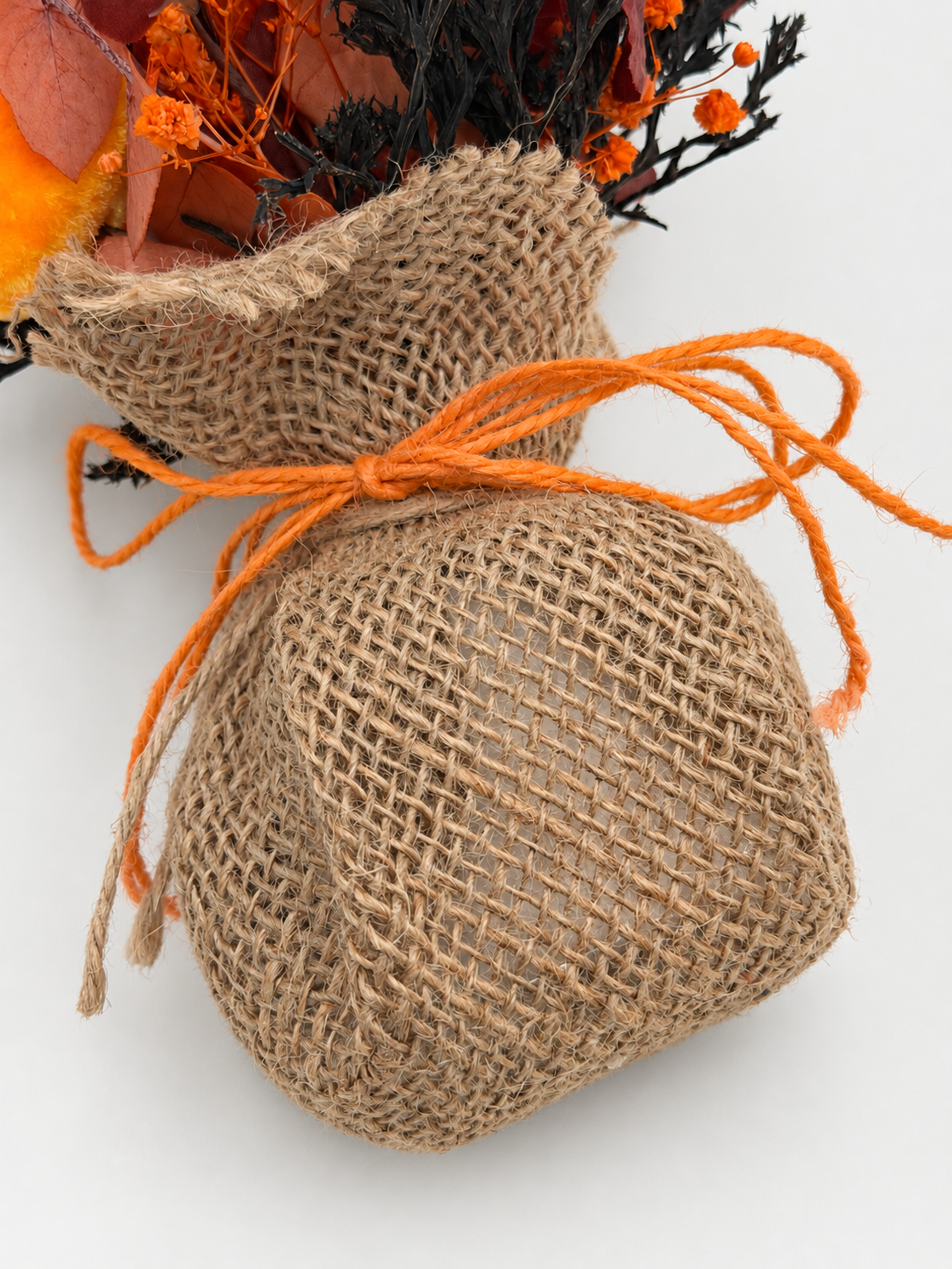 Mini Halloween-Gesteck im Jutesäckchen Orange mit Rose, Kürbis & Spinne ca. 18 cm Höhe