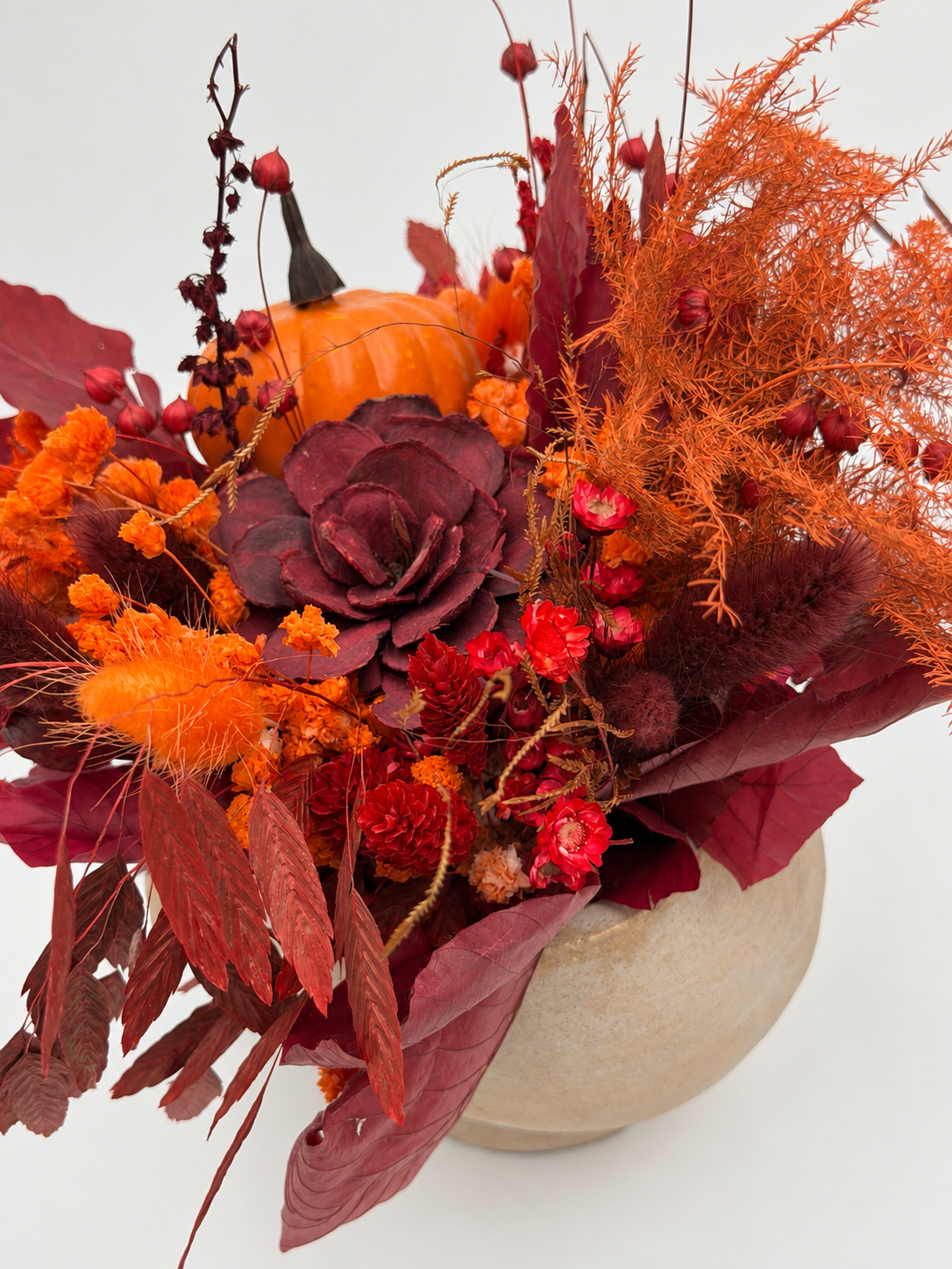 Halloween-Trockenblumenstrauß im Totenkopf-Blumentopf Orange-Rot-Bordeaux mit Kürbis ca. 23 cm Höhe