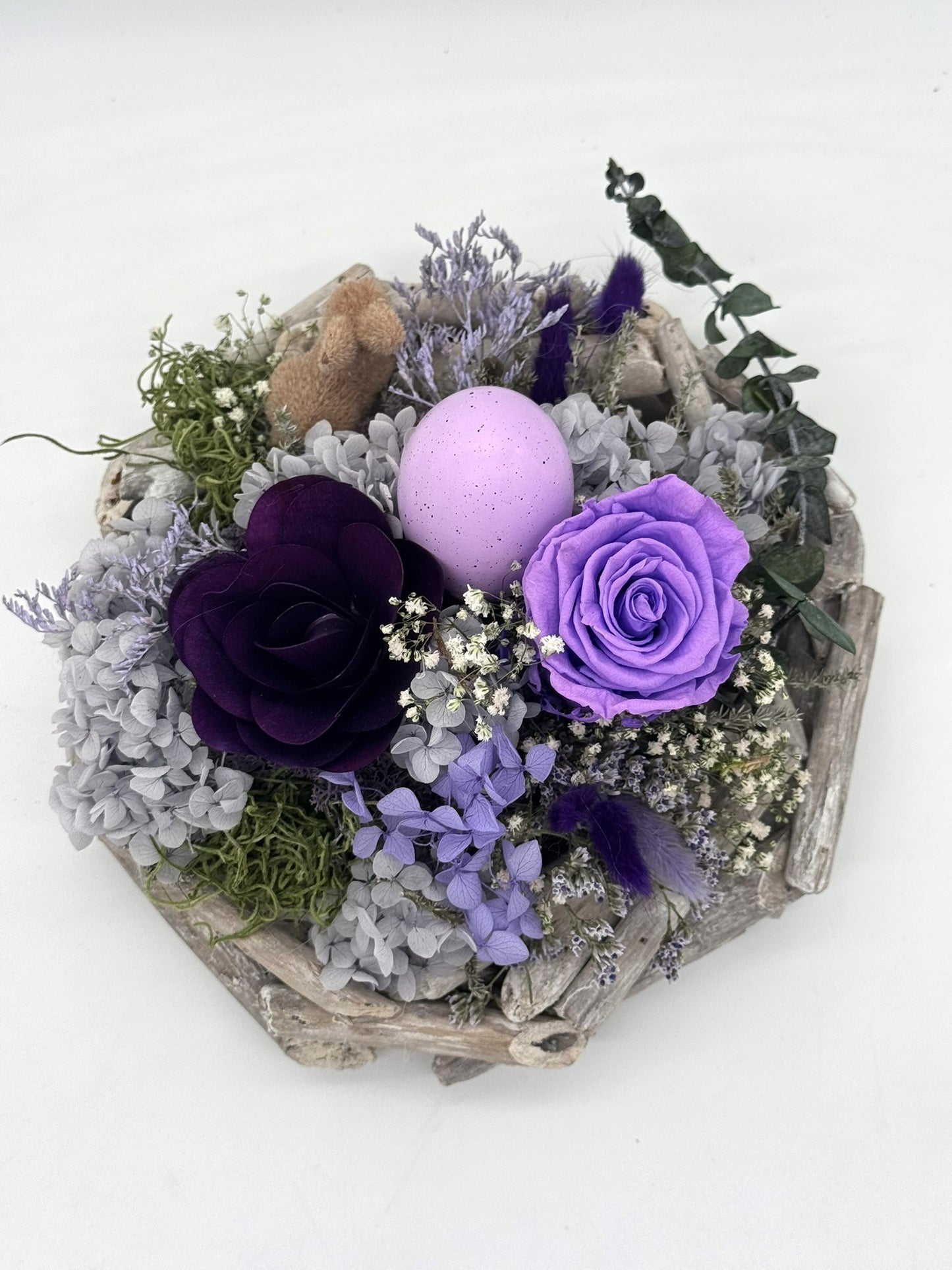 Osternest auf Holzkranz mit Infinity Rose lila/flieder