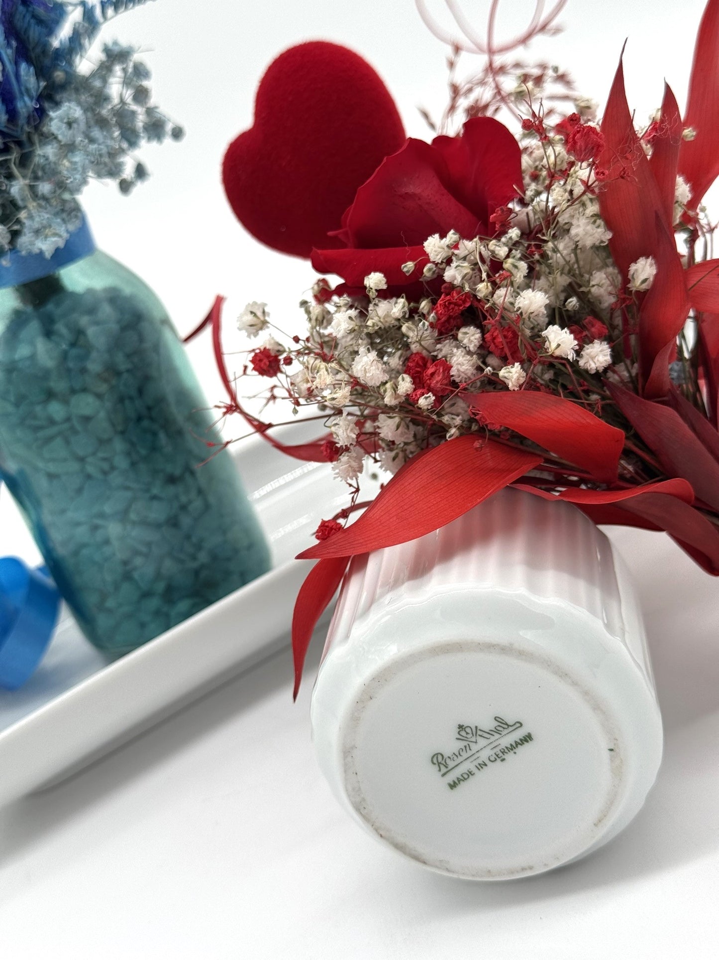 SET - Kleine Porzellanvase mit Deko rot