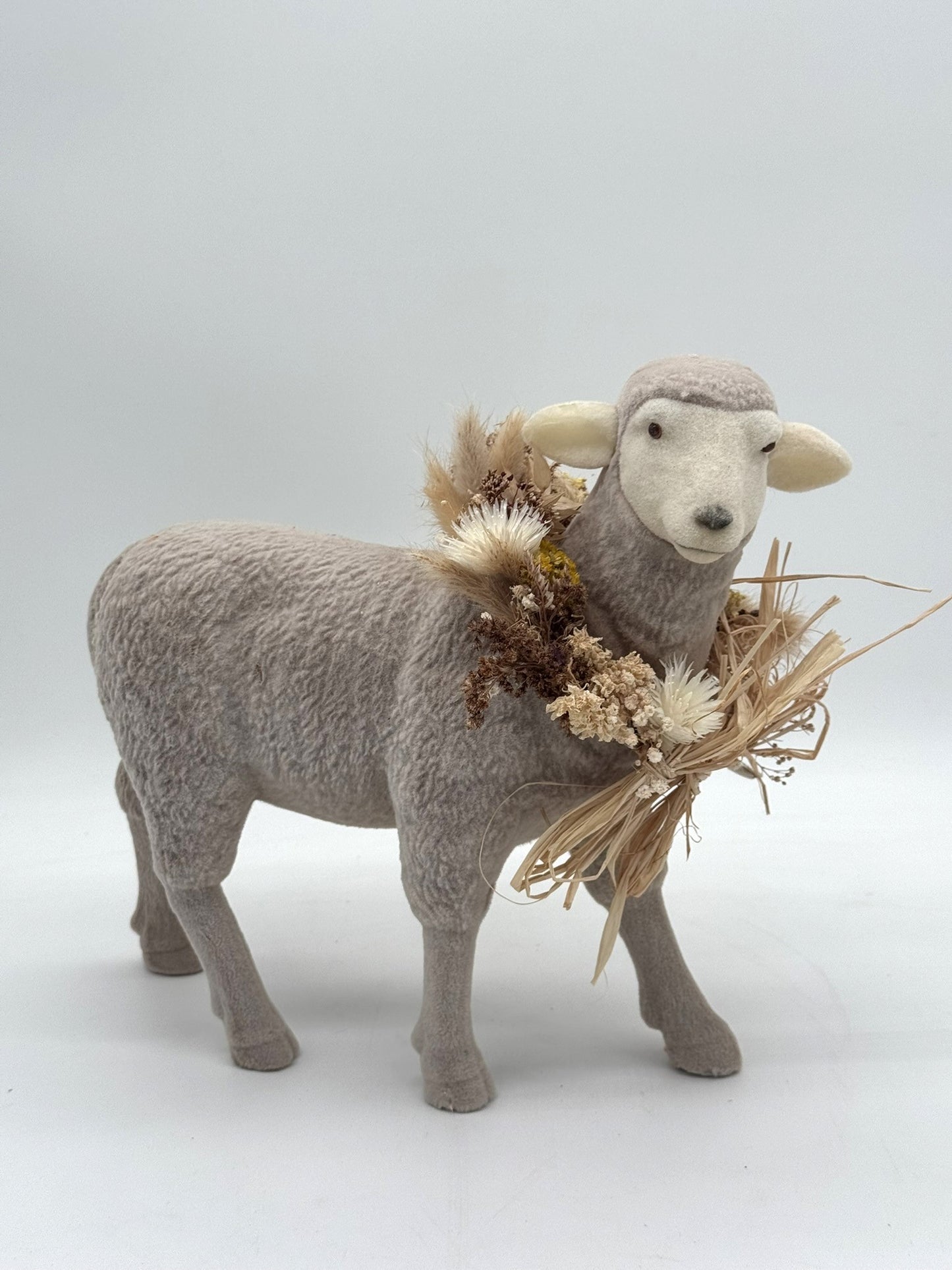 Beflocktes Osterlamm mit Trockenblumen Halsband