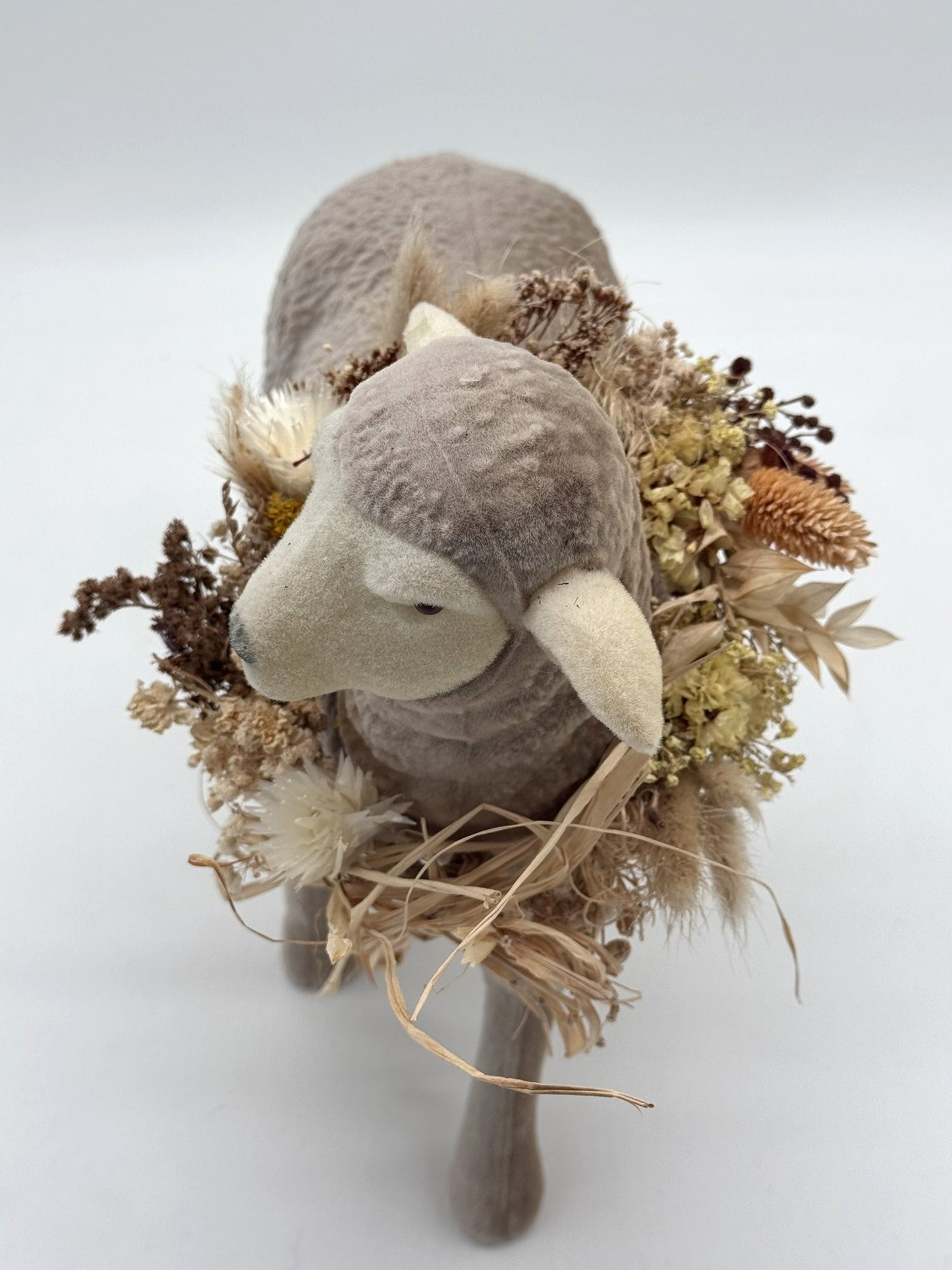 Beflocktes Osterlamm mit Trockenblumen Halsband