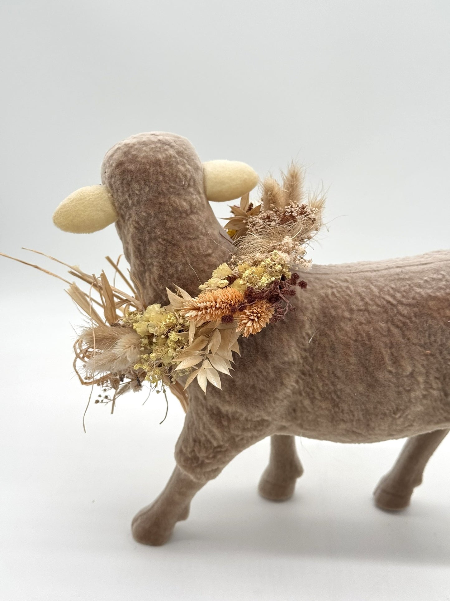 Beflocktes Osterlamm mit Trockenblumen Halsband