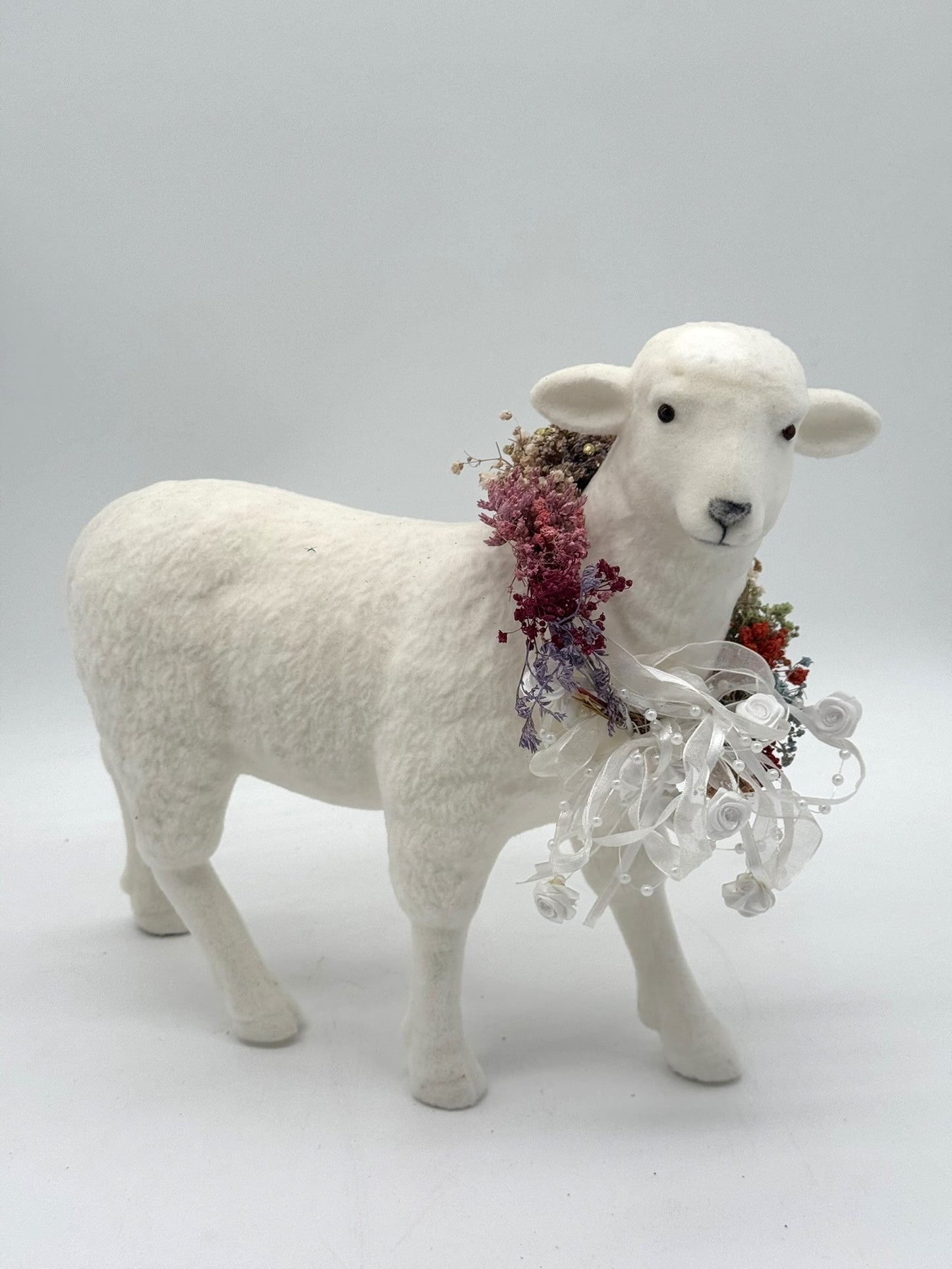 Beflocktes Osterlamm mit Trockenblumen Halsband