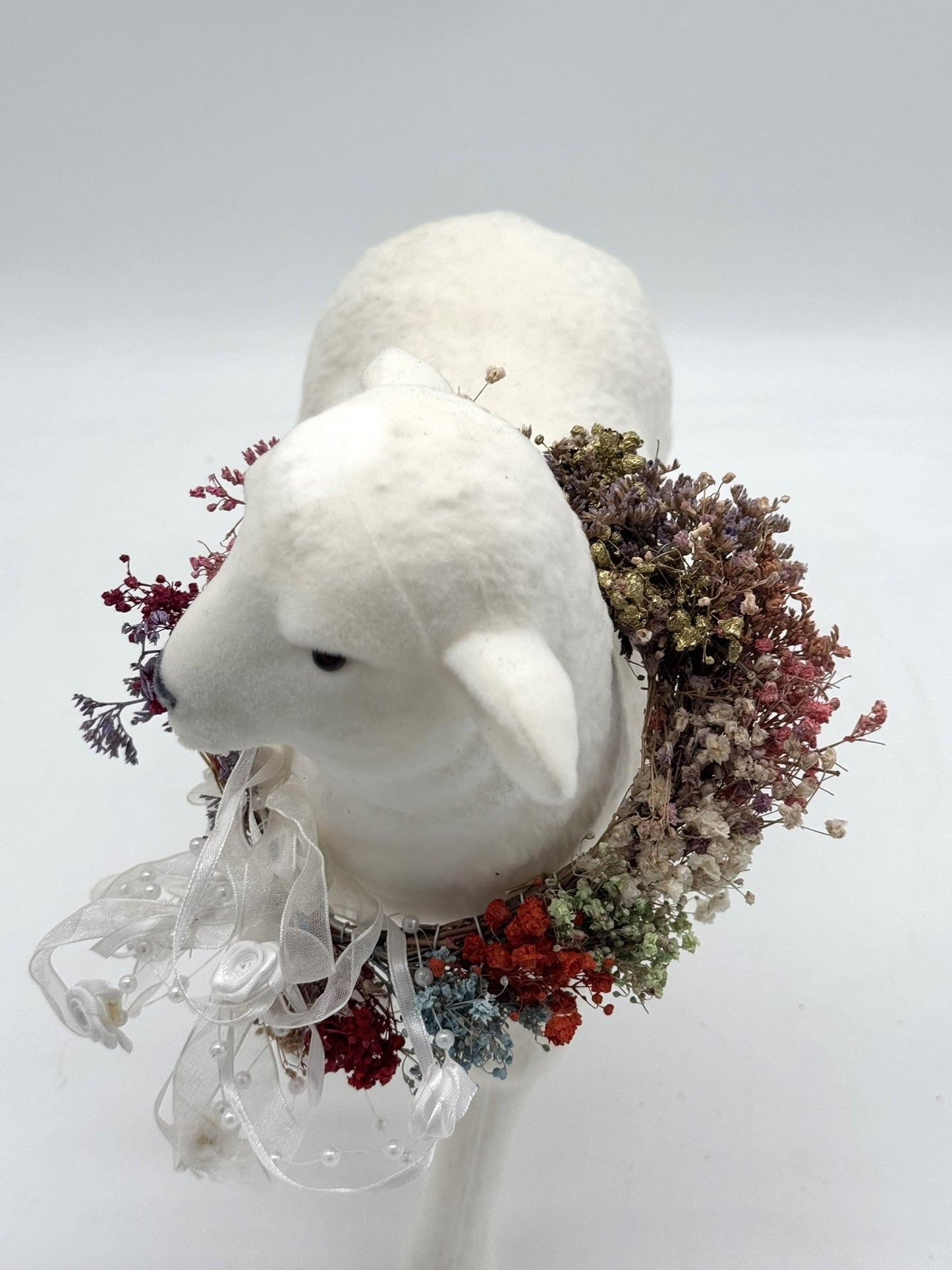 Beflocktes Osterlamm mit Trockenblumen Halsband