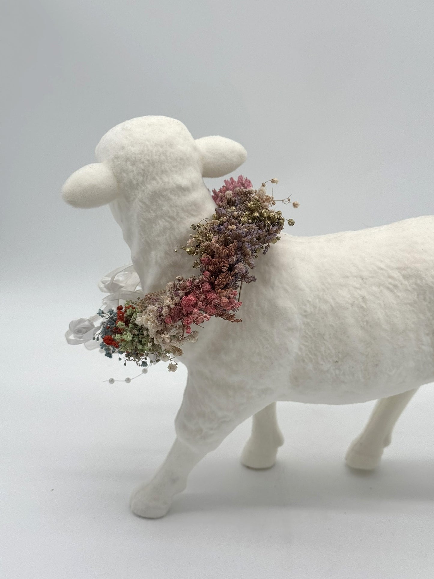 Beflocktes Osterlamm mit Trockenblumen Halsband