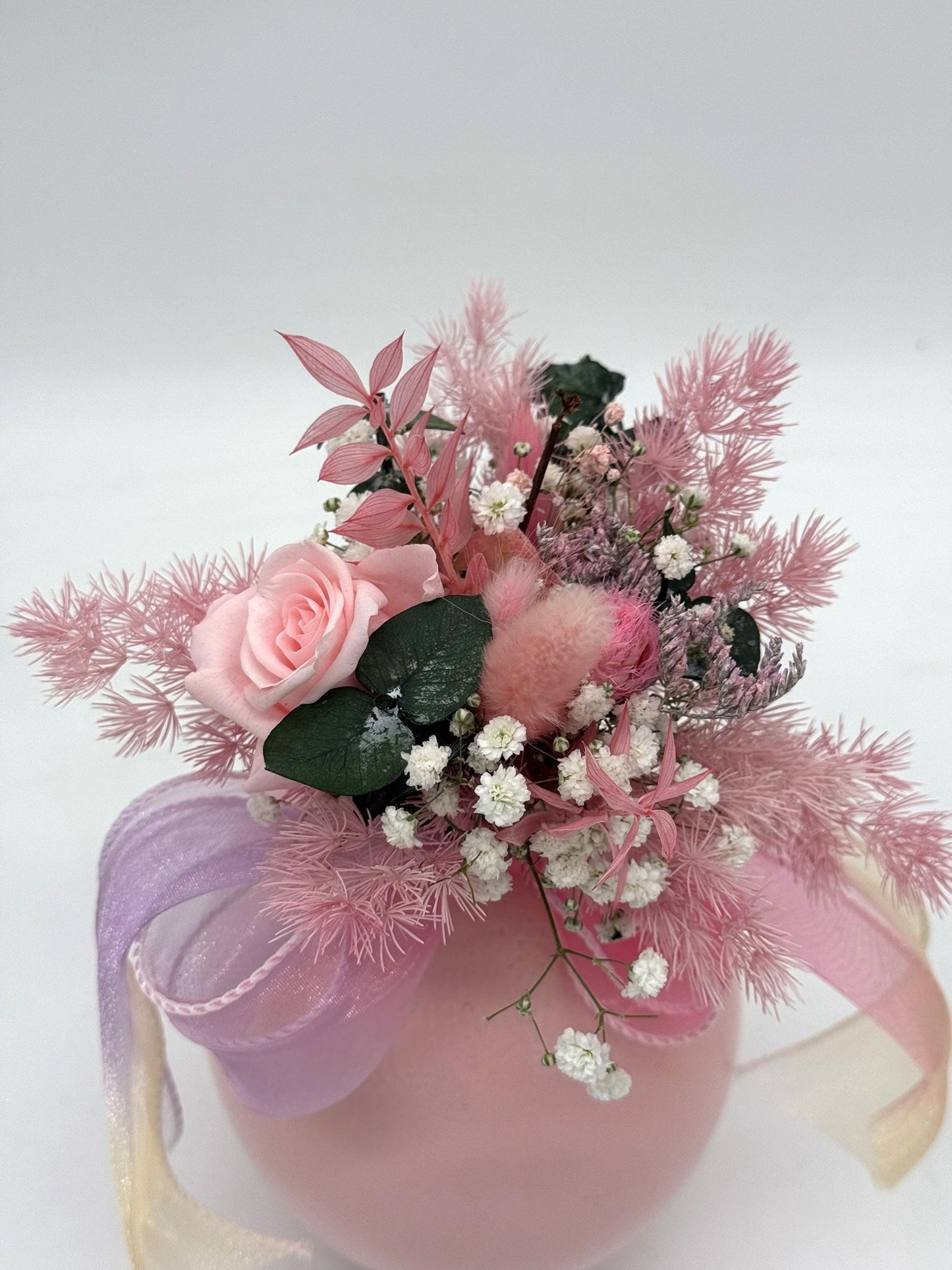 Straußenei mit Holzständer dekoriert rosa