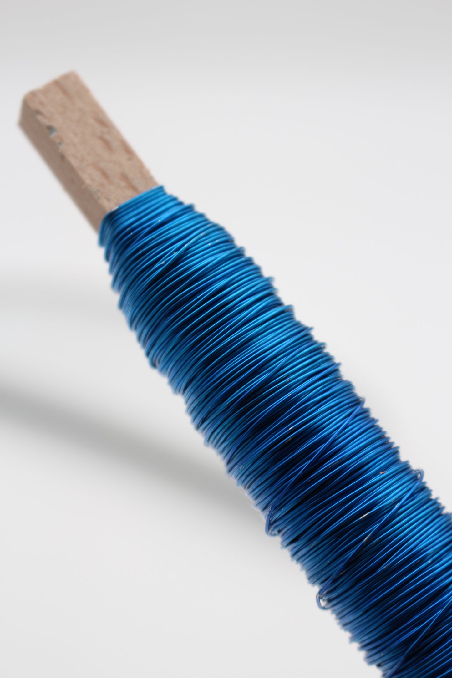 Draht auf Holzspule 100 Gramm blau