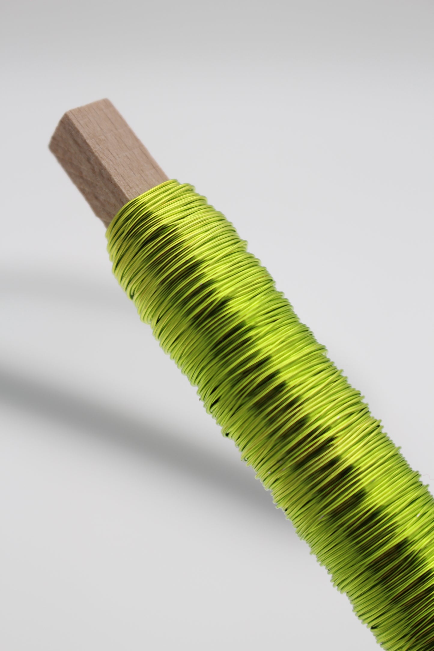 Draht auf Holzspule 100 Gramm hellgrün