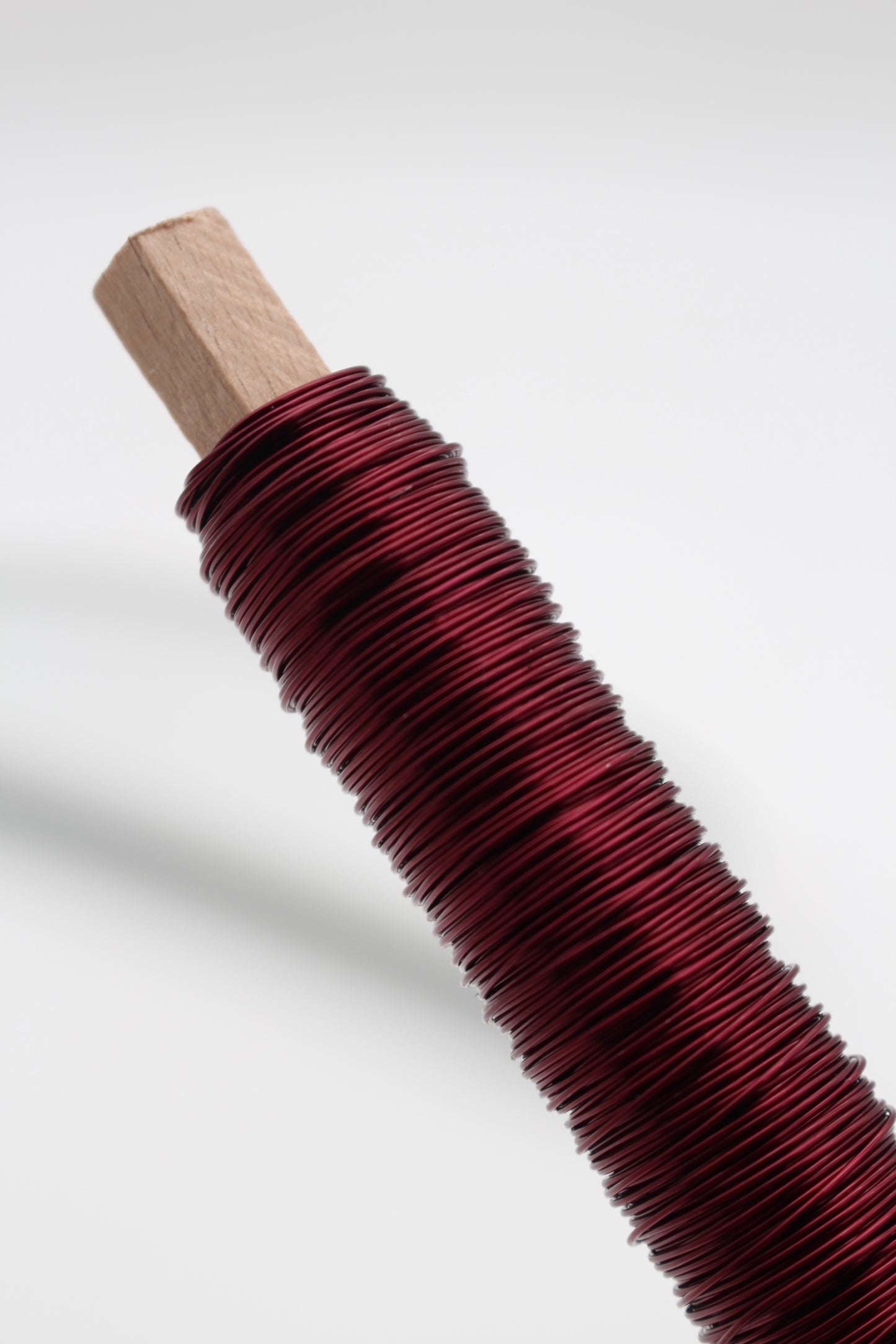 Draht auf Holzspule 100 Gramm weinrot bordeaux