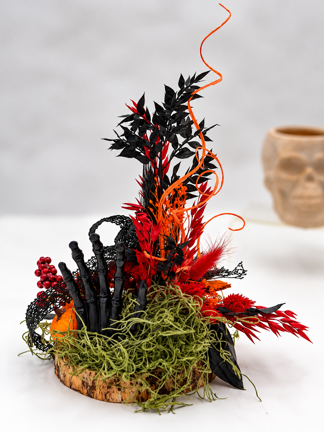 Halloween-Gesteck auf Holzscheibe Schwarz/Orange/Rot ca. 27 cm Höhe