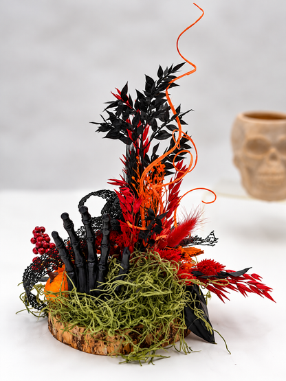Halloween-Gesteck auf Holzscheibe Schwarz/Orange/Rot ca. 27 cm Höhe