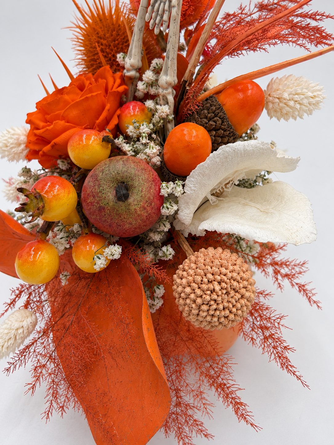 Halloween-Gesteck im Kürbis mit Skelett Orange/Natur ca. 22 cm Höhe