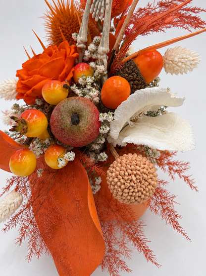 Halloween-Gesteck im Kürbis mit Skelett Orange/Natur ca. 22 cm Höhe