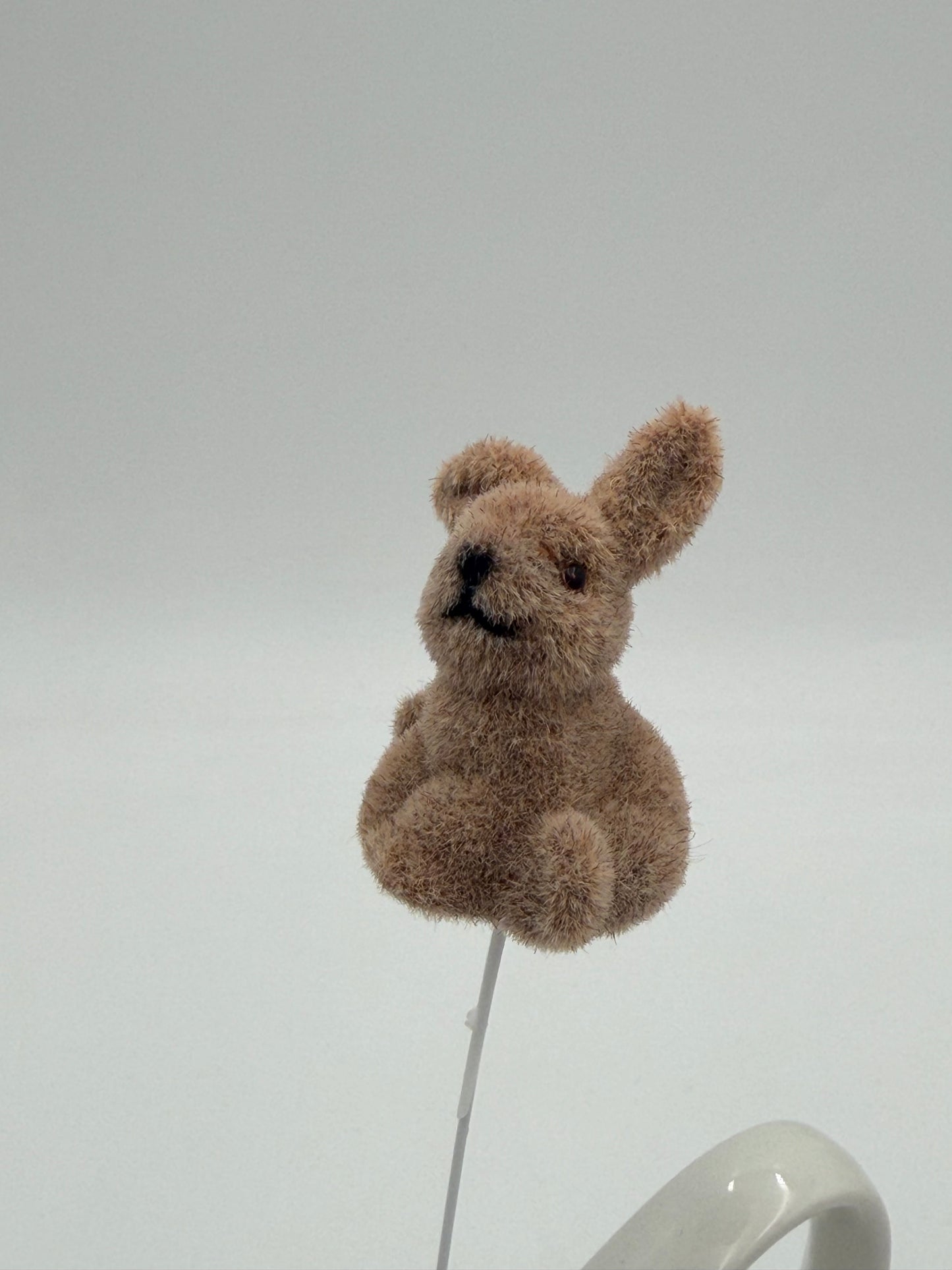 Dekostecker Hase braun beflockt am Draht 1 Stück
