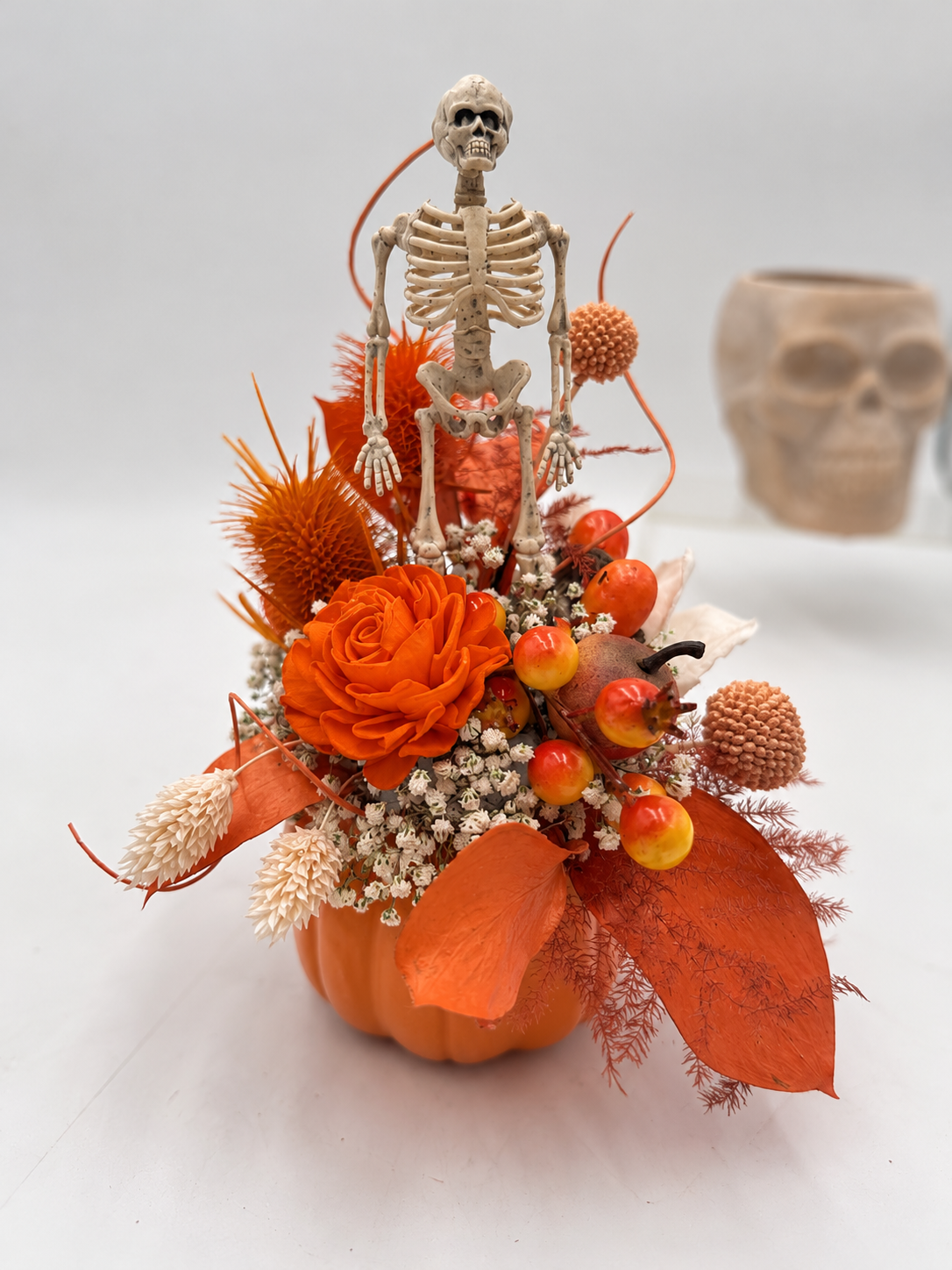 Halloween-Gesteck im Kürbis mit Skelett Orange/Natur ca. 22 cm Höhe