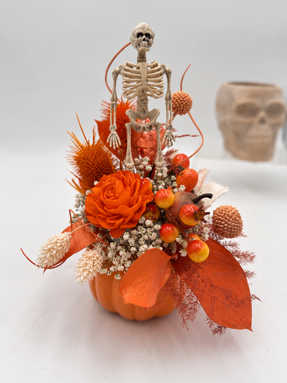 Halloween-Gesteck im Kürbis mit Skelett Orange/Natur ca. 22 cm Höhe