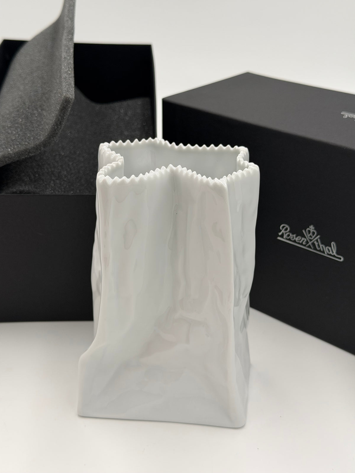Rosenthal Studio Line Porzellan Tütenvase weiß glasiert im Geschenkkar – Schnulli und TamTam