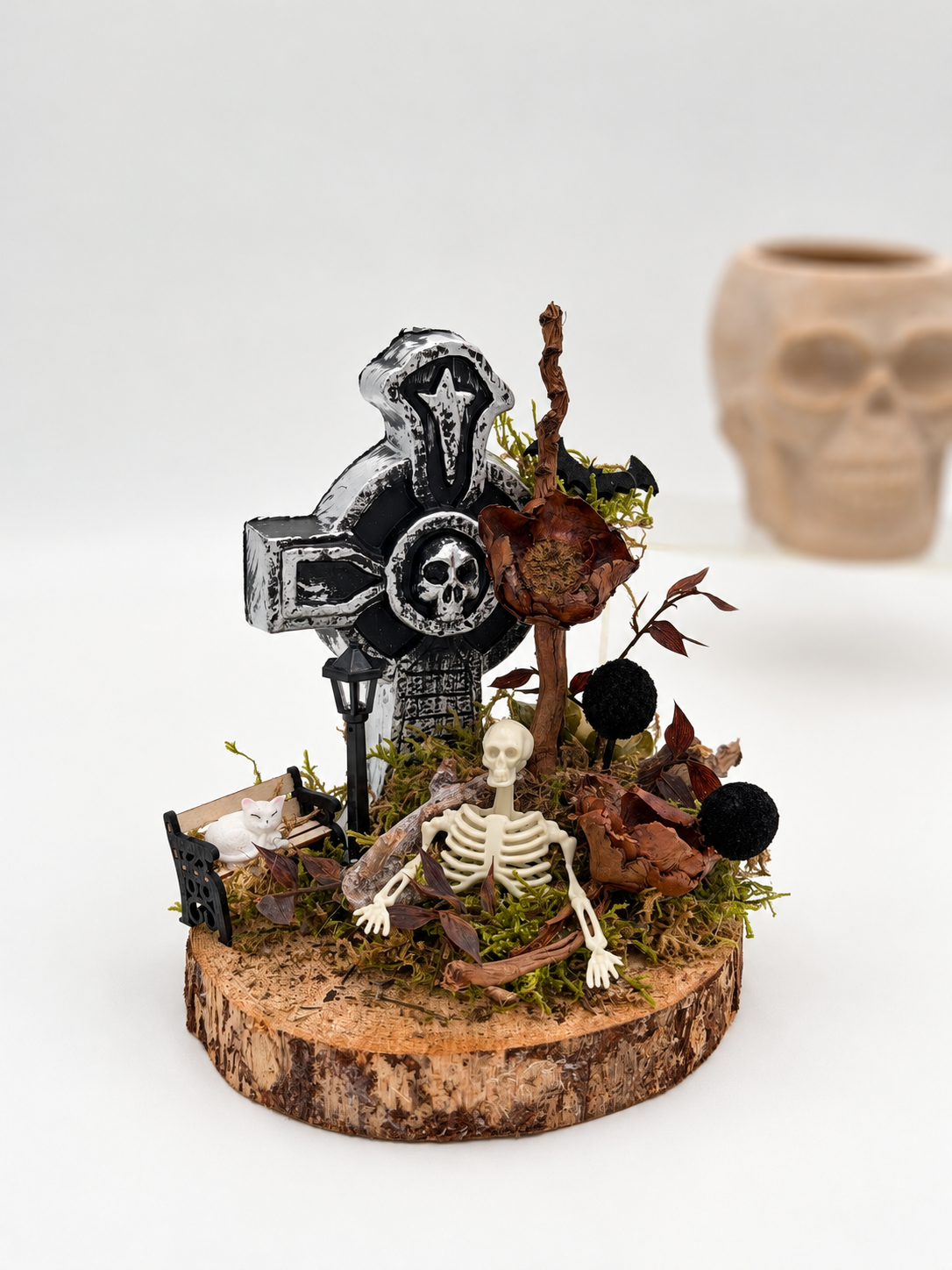Halloween Friedhof-Gesteck mit Grabstein, Skelett & Katze ca. 19 cm Höhe