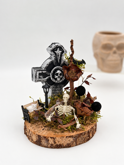 Halloween Friedhof-Gesteck mit Grabstein, Skelett & Katze ca. 19 cm Höhe