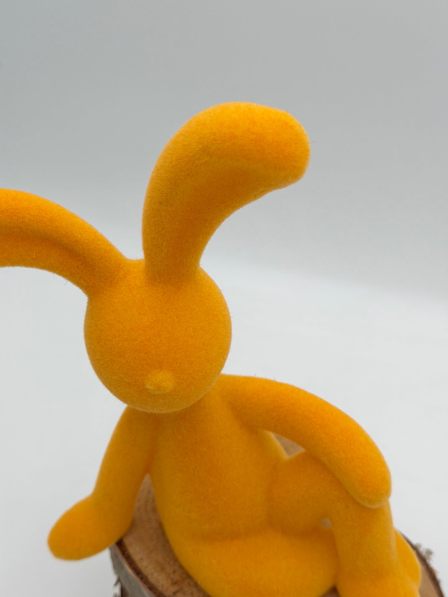 Hase sitzend gelb beflockt Ostern Frühling 20 cm