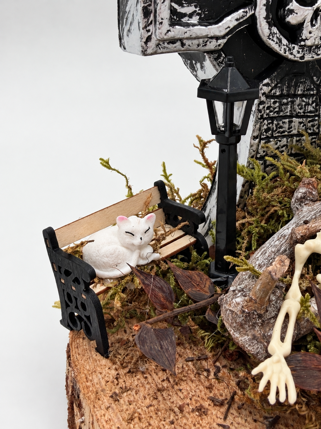 Halloween Friedhof-Gesteck mit Grabstein, Skelett & Katze ca. 19 cm Höhe
