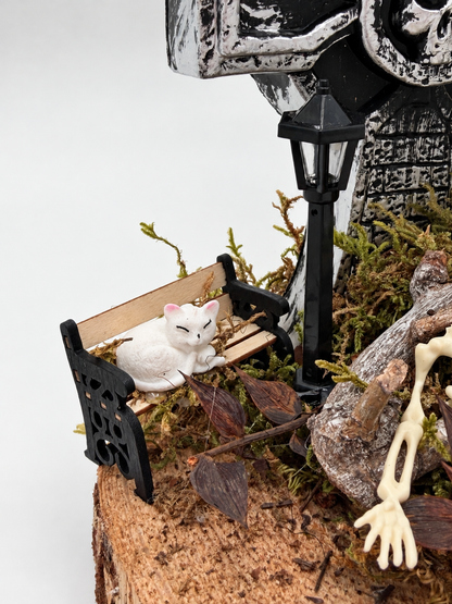 Halloween Friedhof-Gesteck mit Grabstein, Skelett & Katze ca. 19 cm Höhe