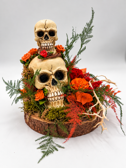 Halloween-Gesteck mit Totenköpfen auf Holzscheibe Orange/Rot ca. 19 cm Höhe