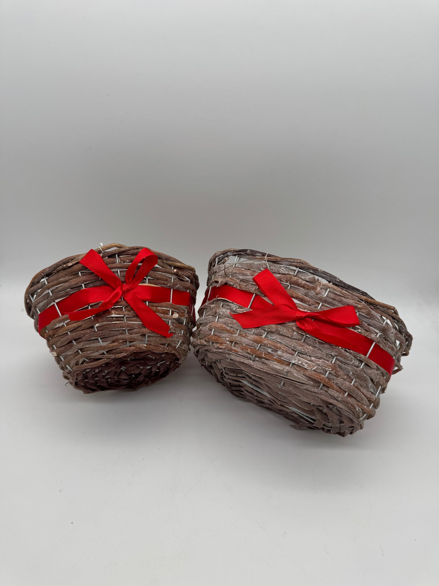 Weihnachtlicher Pflanzkorb mit roter Schleife