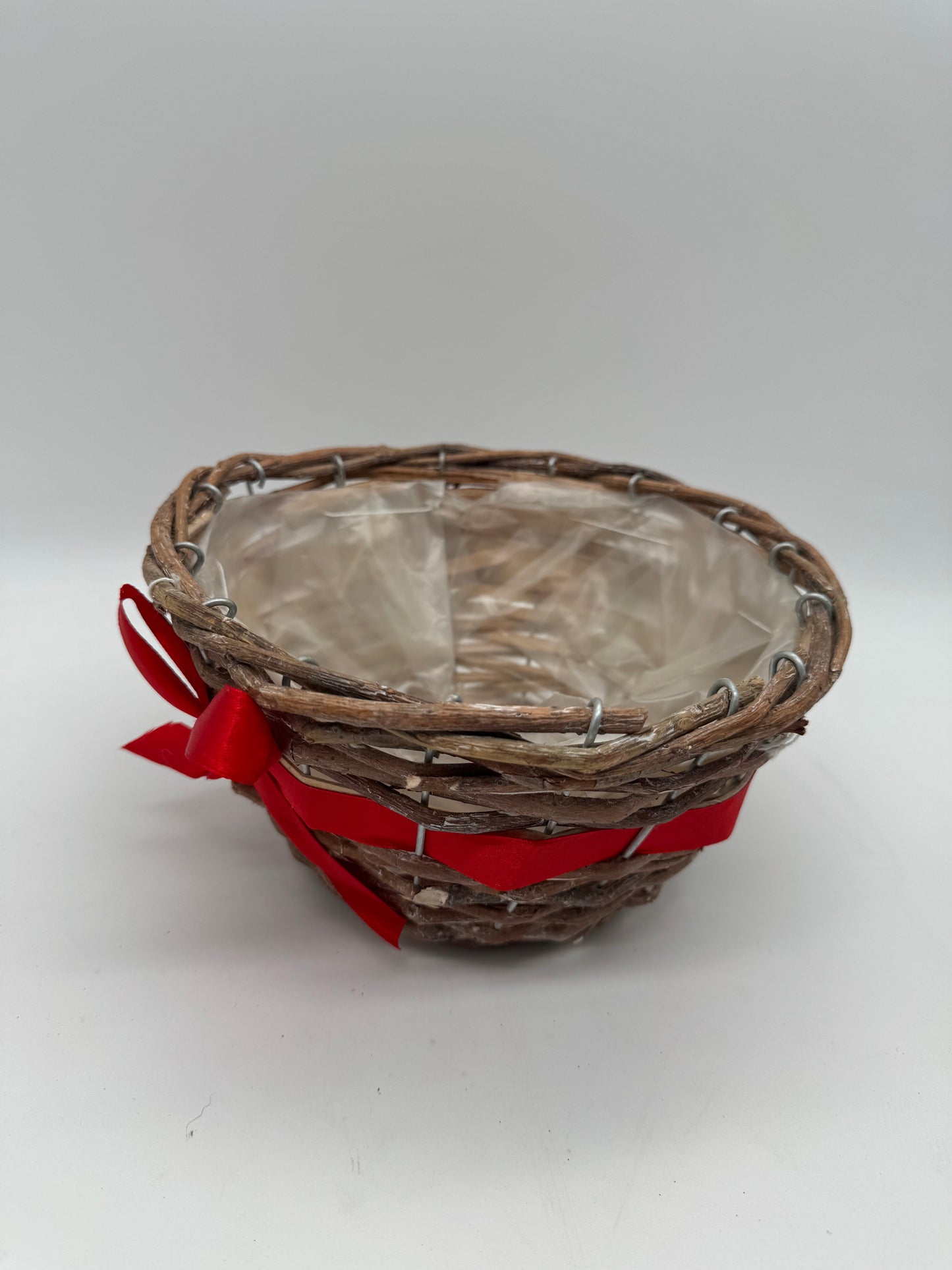 Weihnachtlicher Pflanzkorb mit roter Schleife