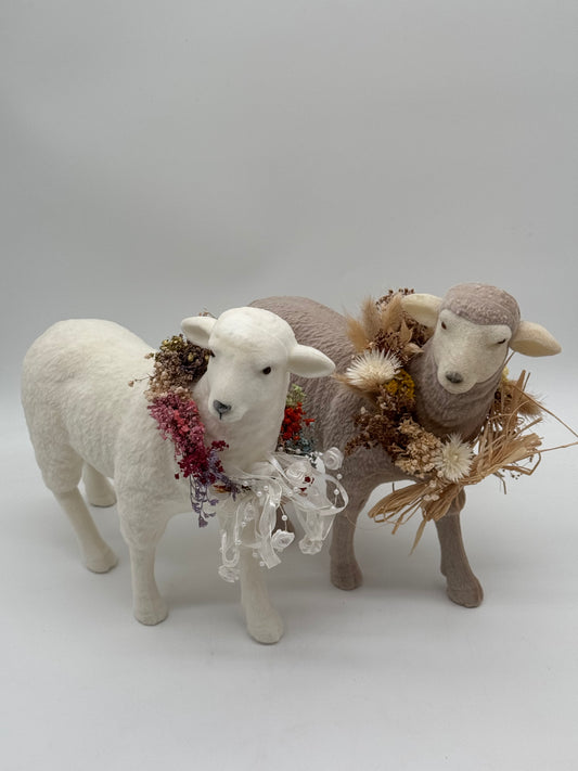 Beflocktes Osterlamm mit Trockenblumen Halsband