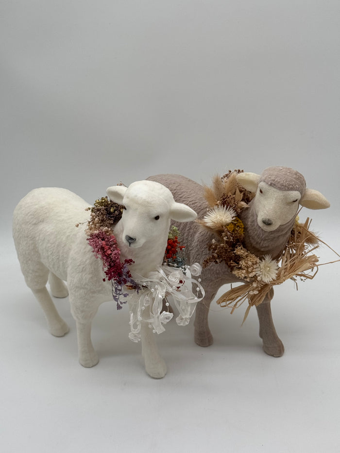 Beflocktes Osterlamm mit Trockenblumen Halsband