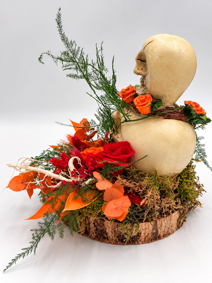 Halloween-Gesteck mit Totenköpfen auf Holzscheibe Orange/Rot ca. 19 cm Höhe