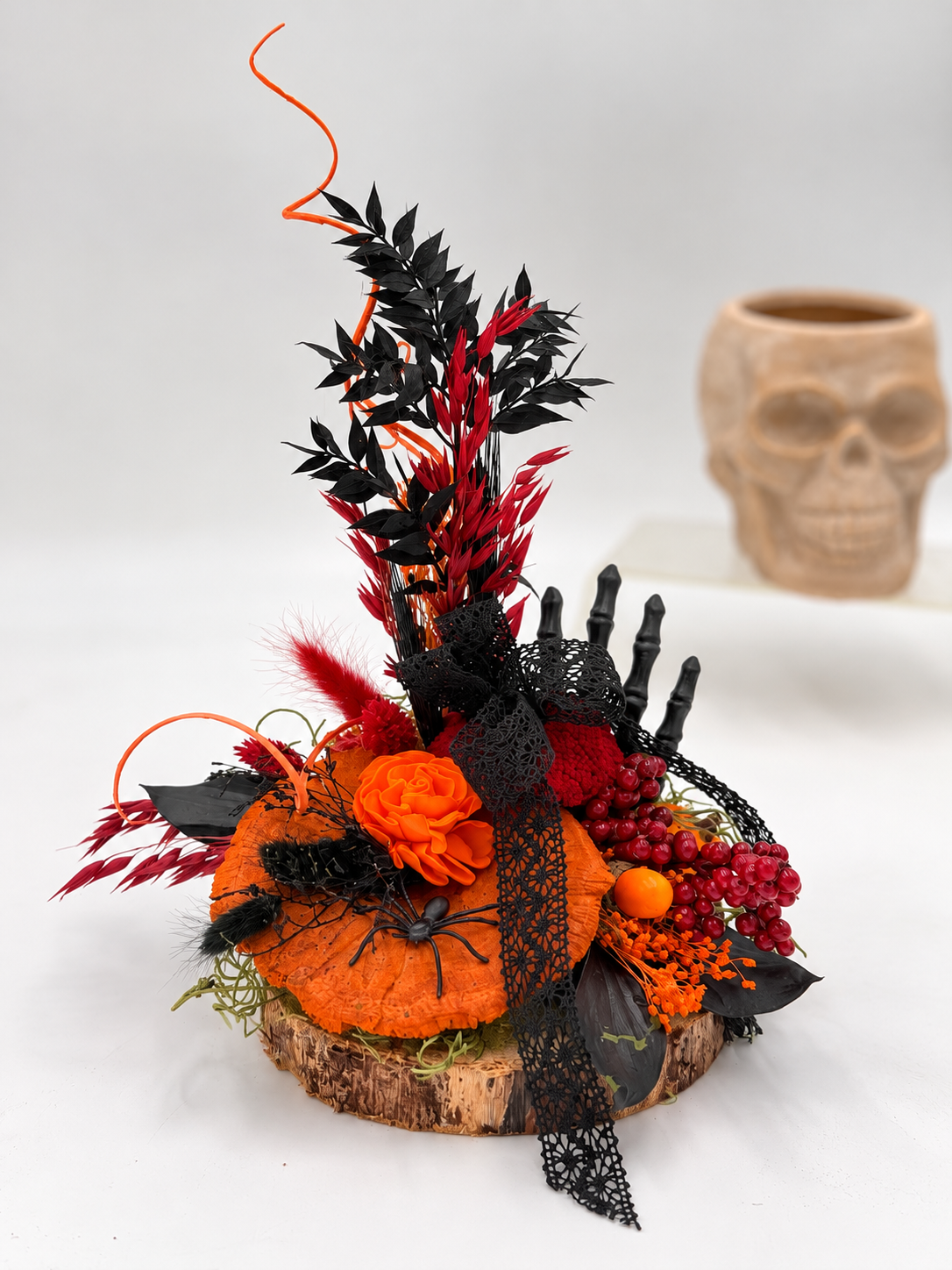 Halloween-Gesteck auf Holzscheibe Schwarz/Orange/Rot ca. 27 cm Höhe