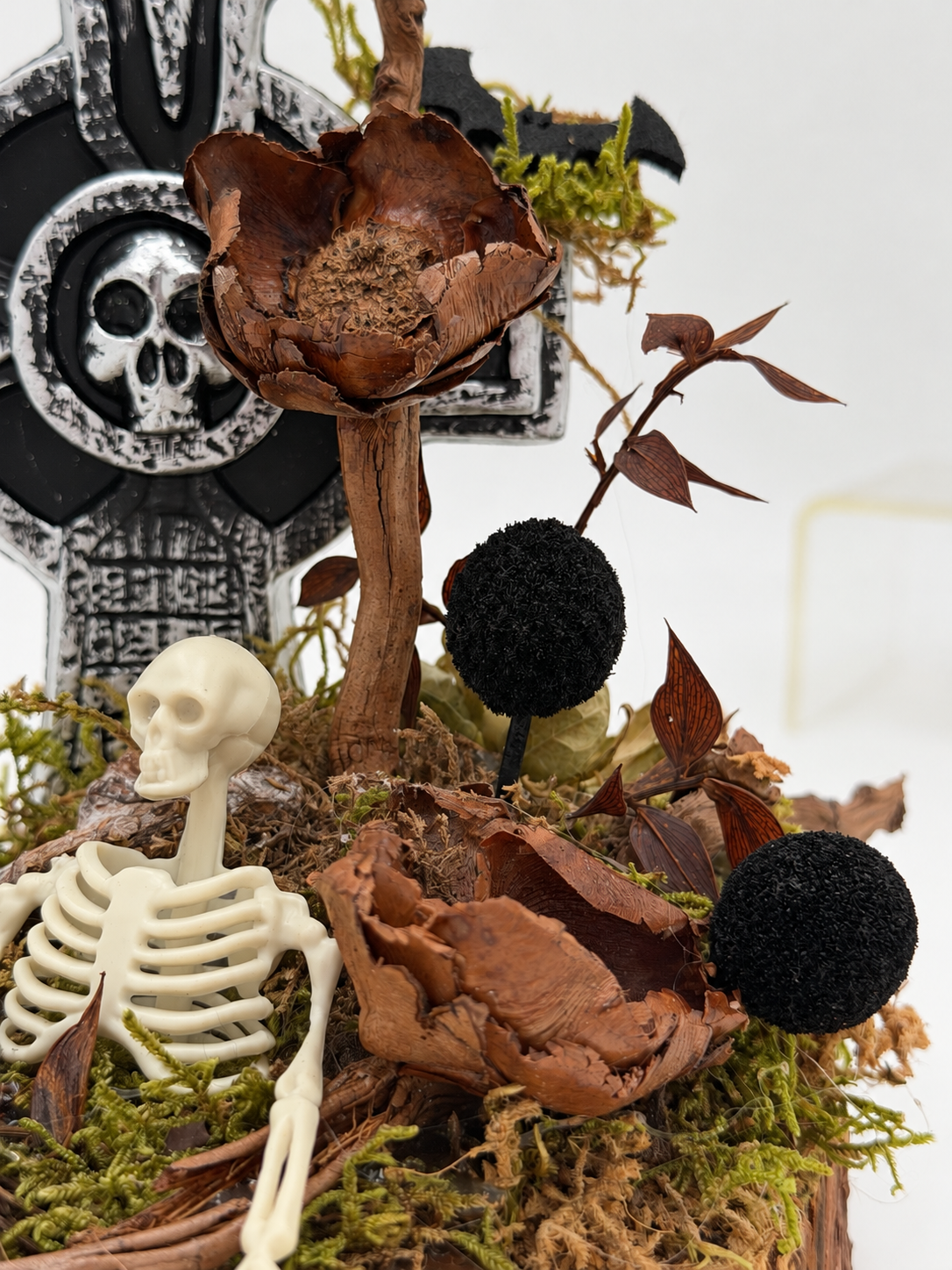 Halloween Friedhof-Gesteck mit Grabstein, Skelett & Katze ca. 19 cm Höhe
