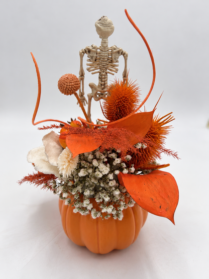 Halloween-Gesteck im Kürbis mit Skelett Orange/Natur ca. 22 cm Höhe