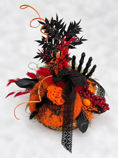 Halloween-Gesteck auf Holzscheibe Schwarz/Orange/Rot ca. 27 cm Höhe