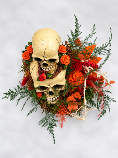 Halloween-Gesteck mit Totenköpfen auf Holzscheibe Orange/Rot ca. 19 cm Höhe