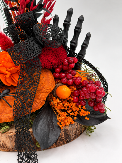 Halloween-Gesteck auf Holzscheibe Schwarz/Orange/Rot ca. 27 cm Höhe
