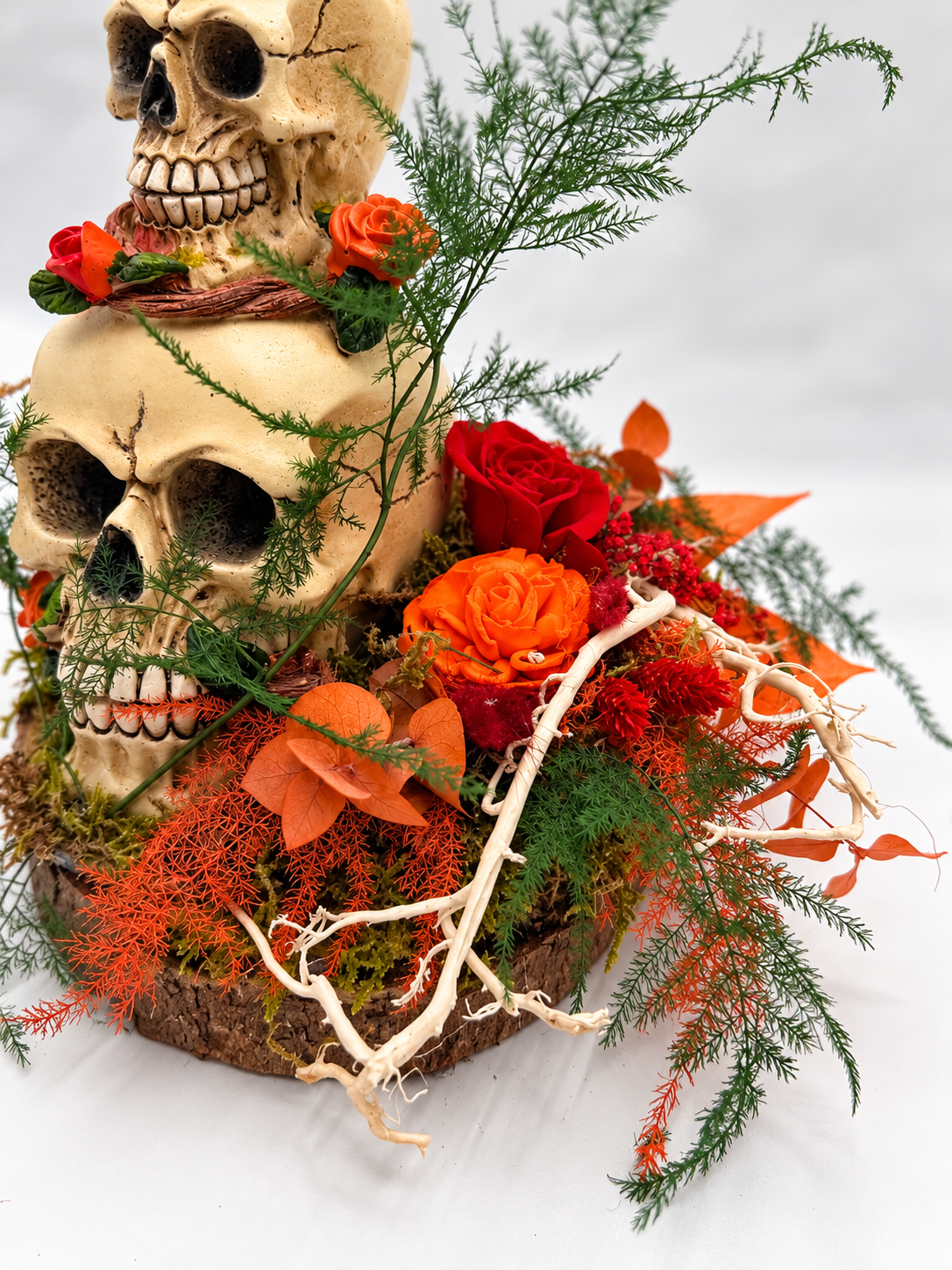 Halloween-Gesteck mit Totenköpfen auf Holzscheibe Orange/Rot ca. 19 cm Höhe
