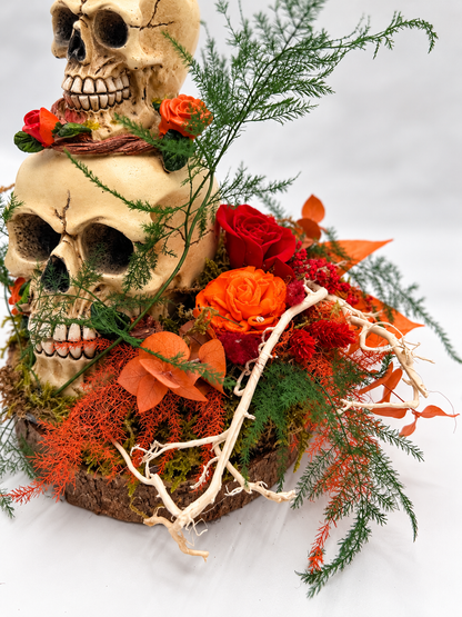 Halloween-Gesteck mit Totenköpfen auf Holzscheibe Orange/Rot ca. 19 cm Höhe