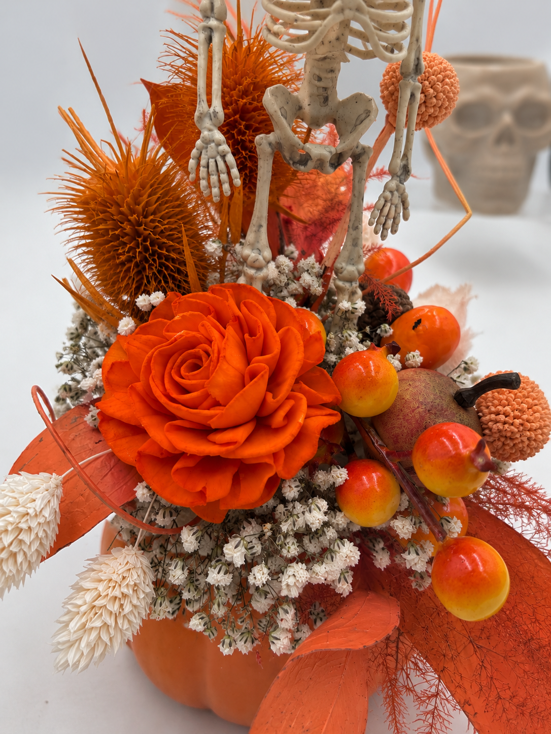Halloween-Gesteck im Kürbis mit Skelett Orange/Natur ca. 22 cm Höhe