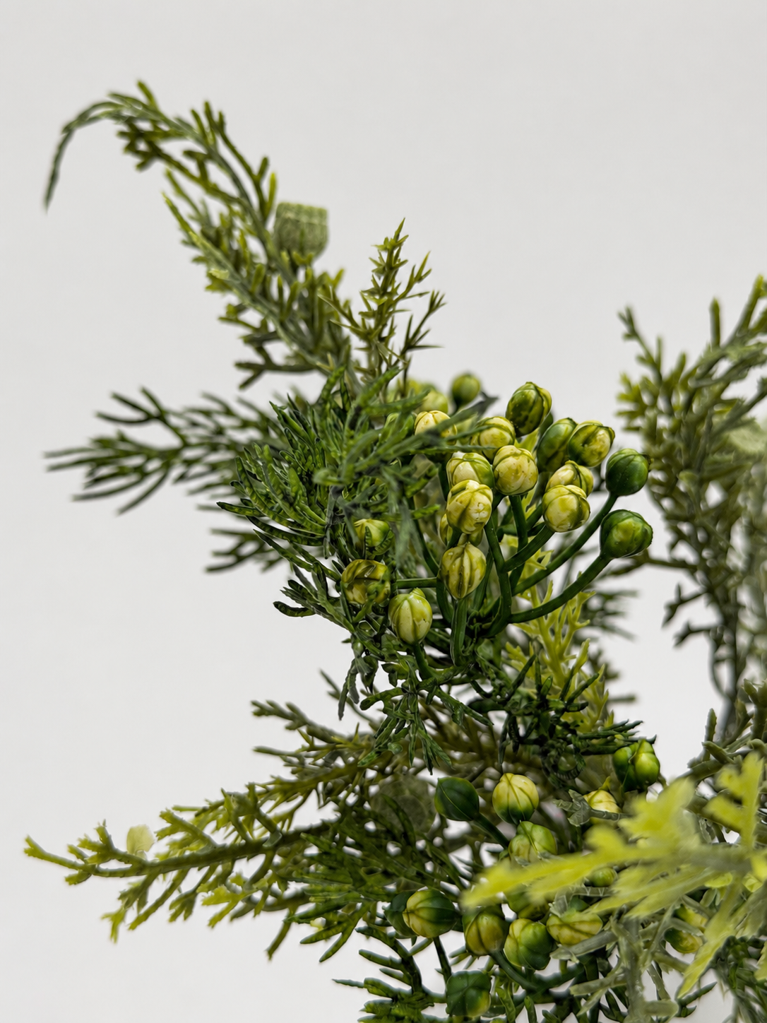 Künstlicher Thujabusch mit Beeren 28 cm Grün Dekozweig