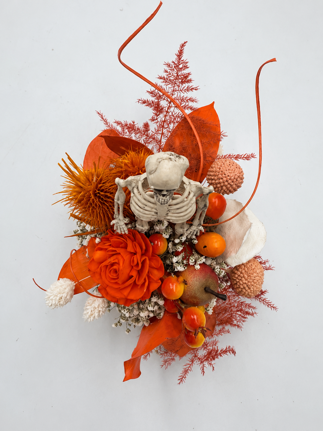 Halloween-Gesteck im Kürbis mit Skelett Orange/Natur ca. 22 cm Höhe