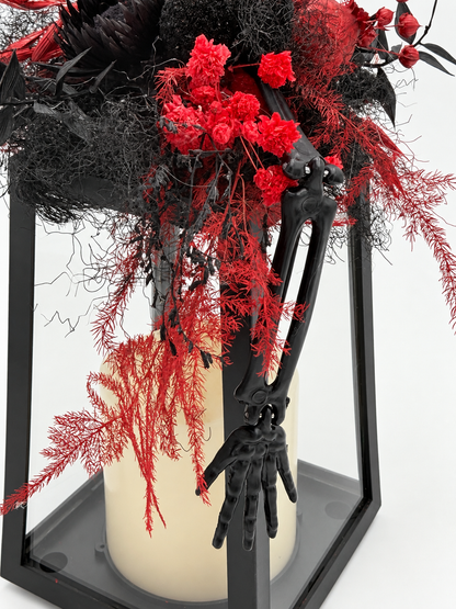 Halloween LED Laterne mit Trockenblumen & Skelett-Hand Rot/Schwarz ca. 23 cm Höhe