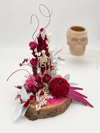 Halloween-Gesteck mit Skelett, Geist & Samtkürbis Bordeaux/Pink ca. 26 cm Höhe