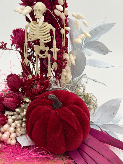Halloween-Gesteck mit Skelett, Geist & Samtkürbis Bordeaux/Pink ca. 26 cm Höhe